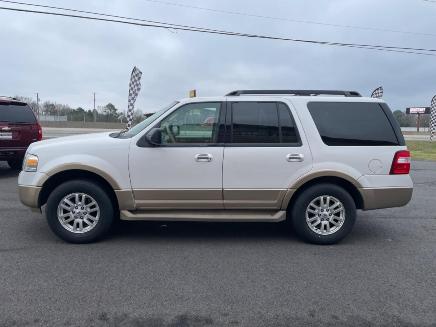 2011 White Ford Expedition (1FMJU1H56BE) with an V8, Flex Fuel, 5.4 Liter engine, Automatic, 6-Spd w/Overdrive transmission, located at 8008 Warden Rd, Sherwood, AR, 72120, (501) 801-6100, 34.830078, -92.186684 - Photo#4